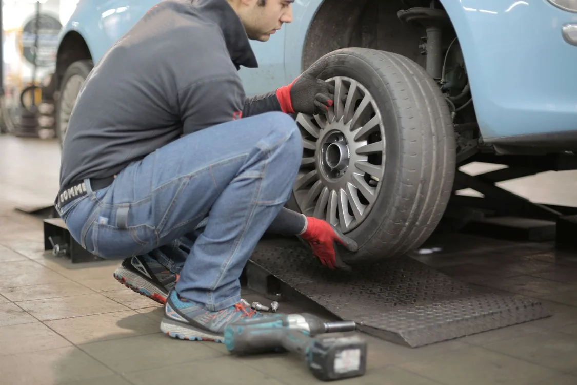 Radwechsel am Fahrzeug in der Werkstatt